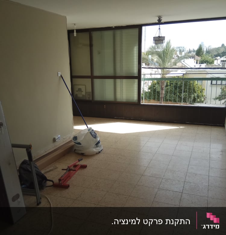 חבילות פרקט, כלי עבודה וחדר ריק